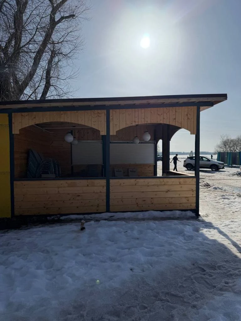 Отдельно стоящее кафе на берегу Минского моря
